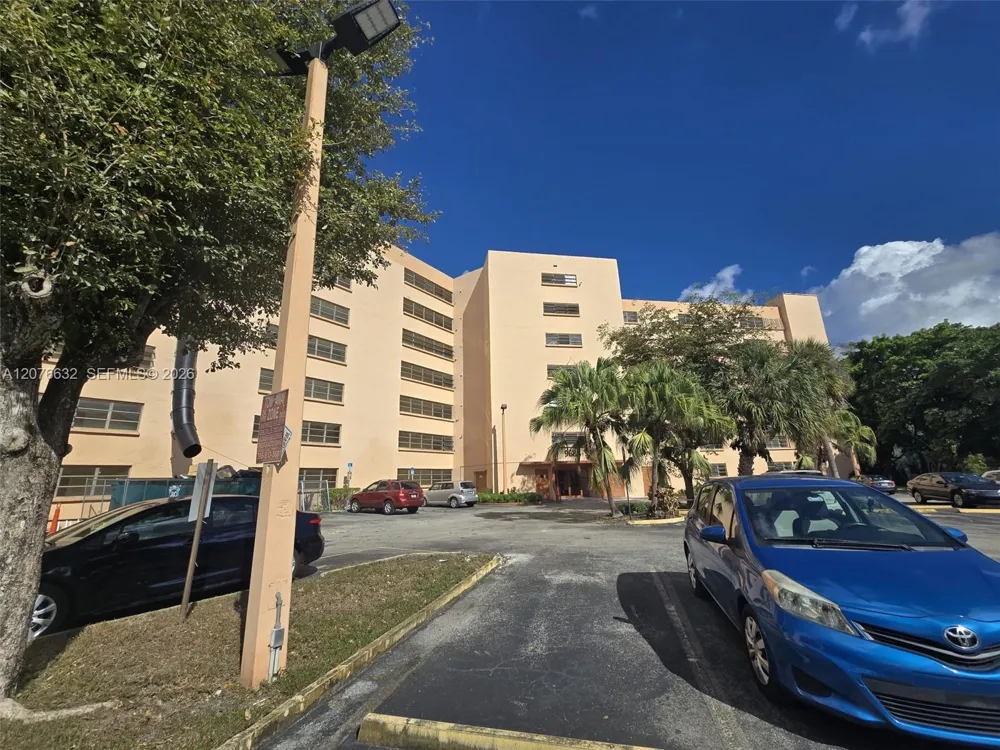 9688 Fontainebleau Blvd #409 Miami, FL 33172