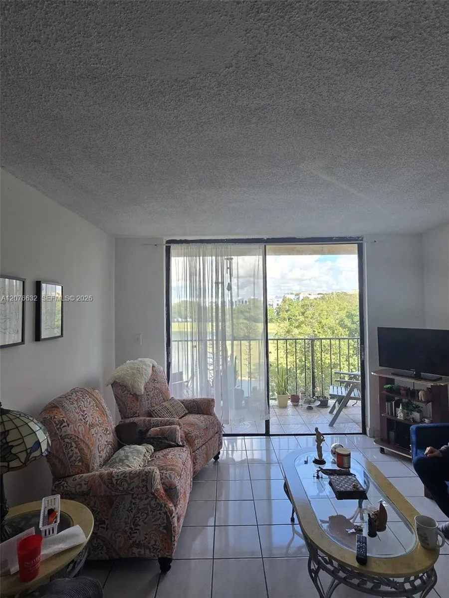 9688 Fontainebleau Blvd #409 Miami, FL 33172