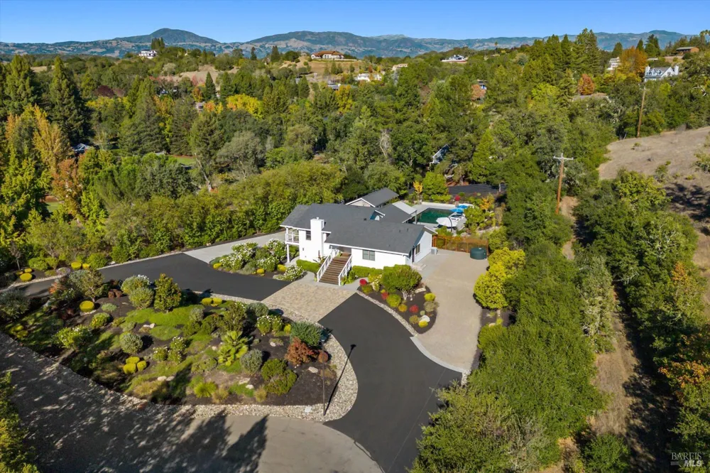 1524 Chablis Road Healdsburg, CA 95448