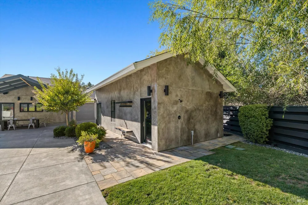 1524 Chablis Road Healdsburg, CA 95448