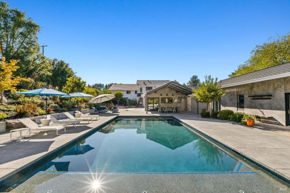 1524 Chablis Road Healdsburg, CA 95448