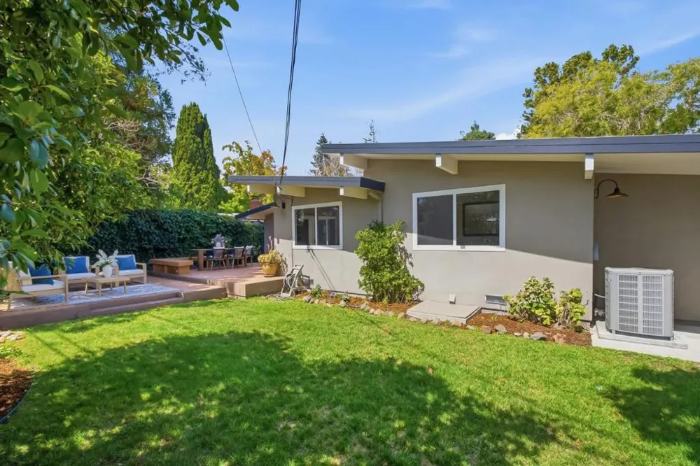 952 Dennis Drive Palo Alto, CA 94303