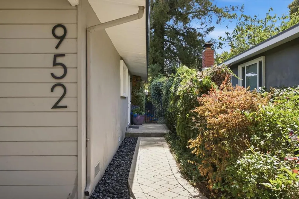 952 Dennis Drive Palo Alto, CA 94303