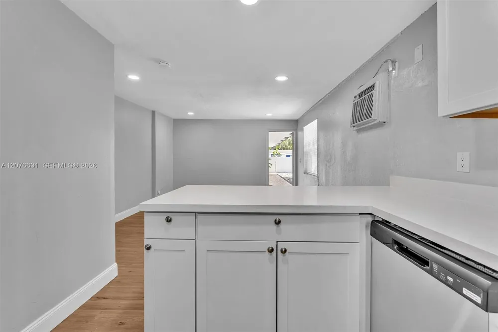 163 NW 40th St Oakland Park, FL 33309