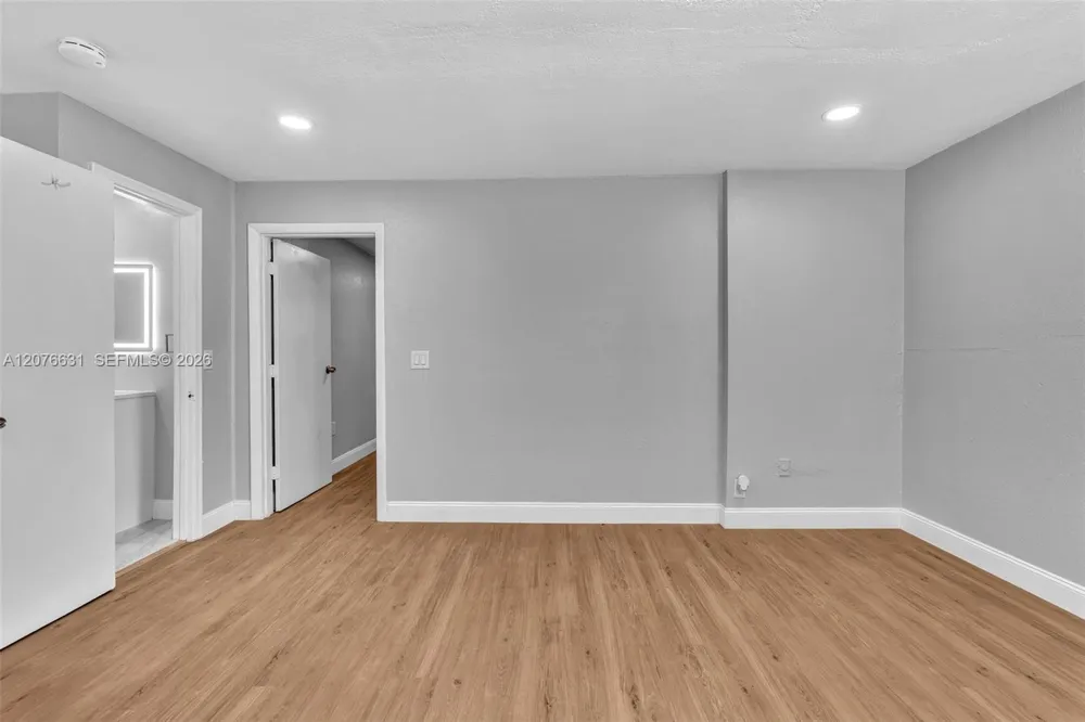 163 NW 40th St Oakland Park, FL 33309