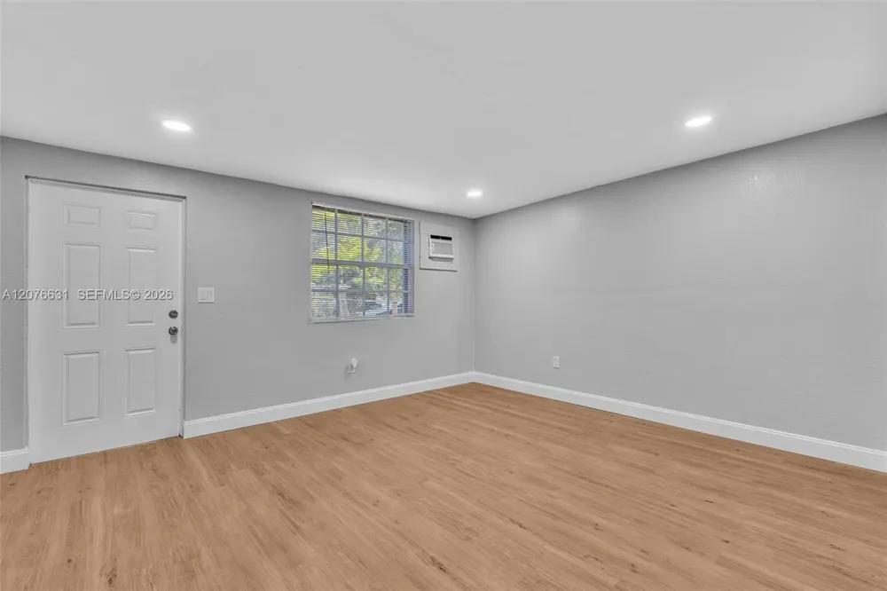 163 NW 40th St Oakland Park, FL 33309
