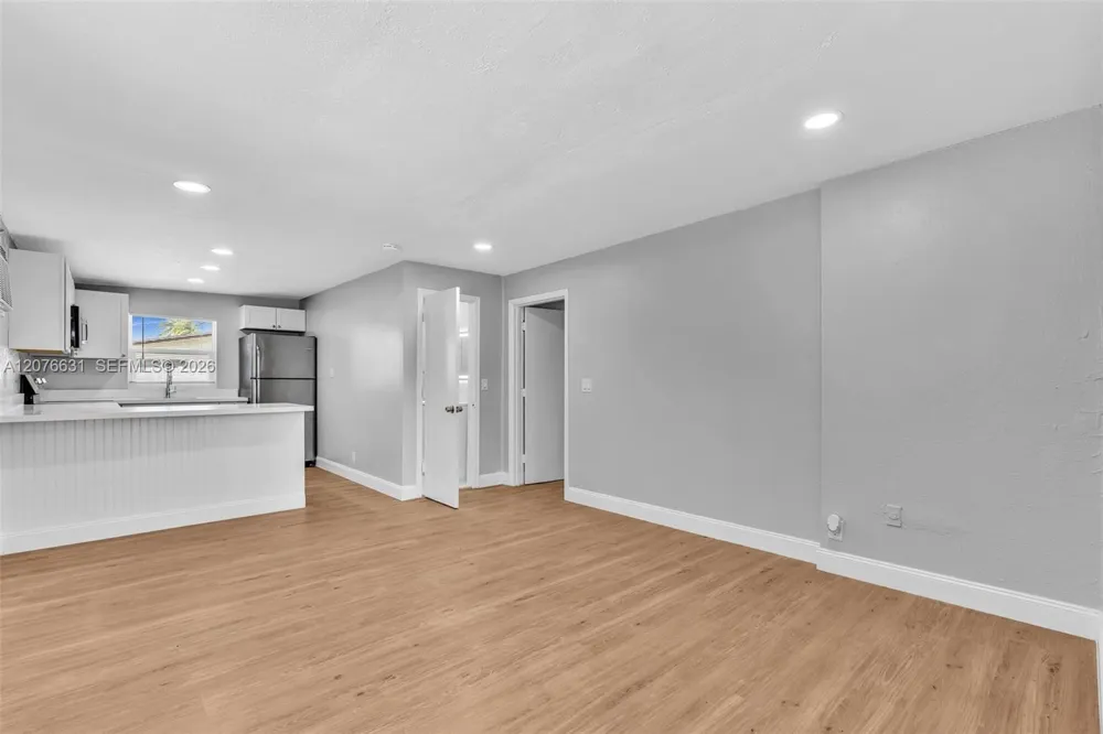163 NW 40th St Oakland Park, FL 33309