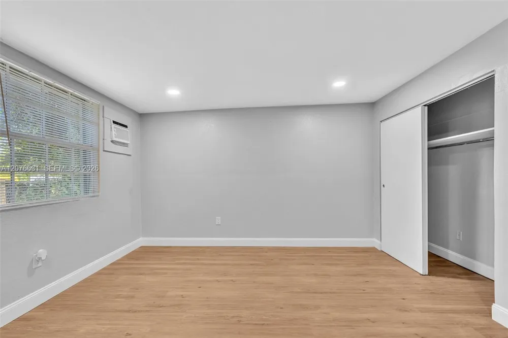 163 NW 40th St Oakland Park, FL 33309