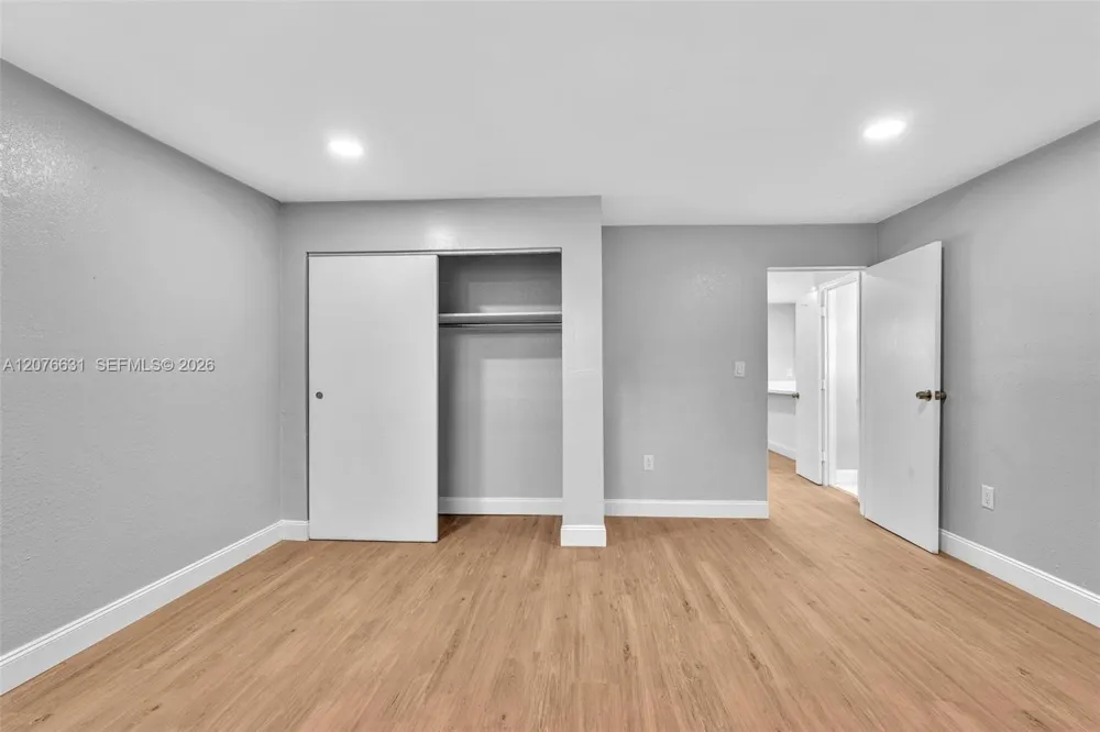 163 NW 40th St Oakland Park, FL 33309