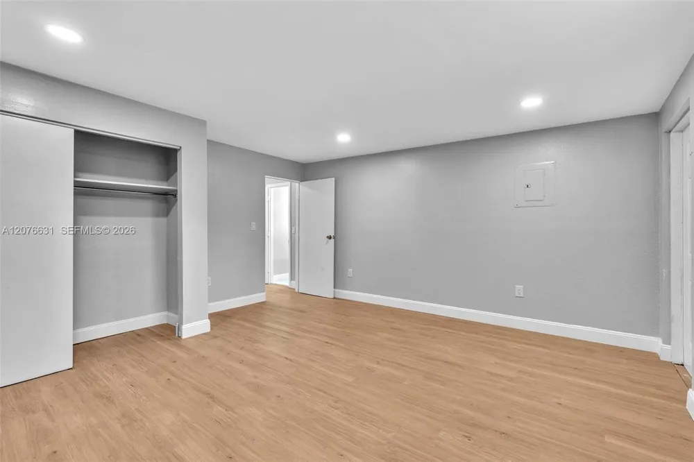 163 NW 40th St Oakland Park, FL 33309