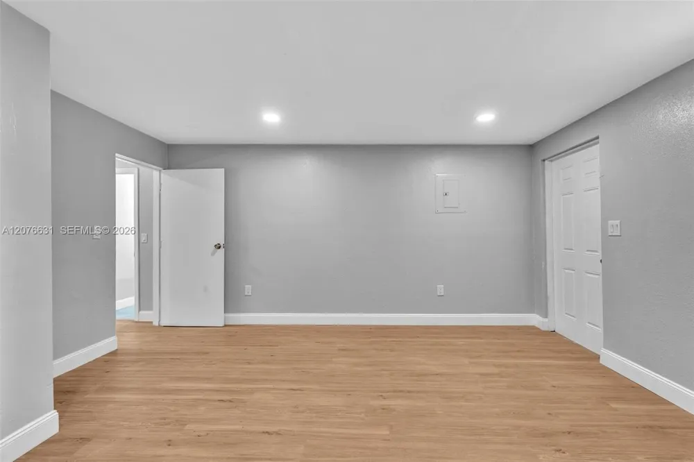 163 NW 40th St Oakland Park, FL 33309