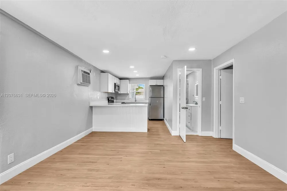 163 NW 40th St Oakland Park, FL 33309