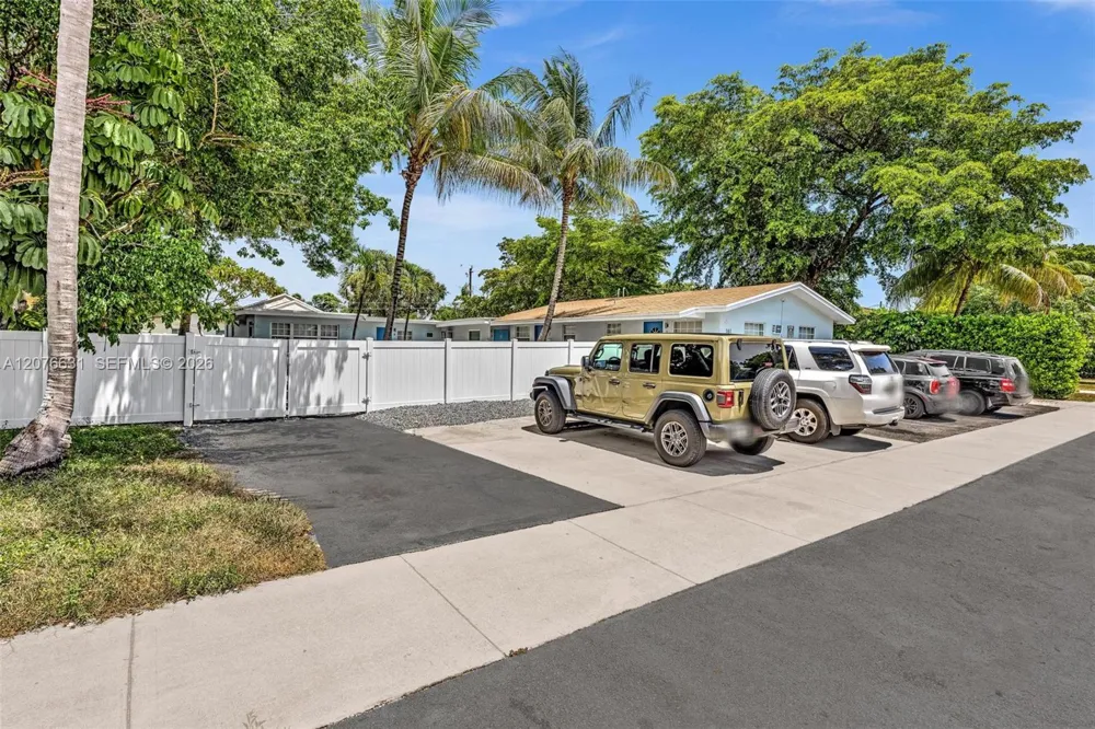 163 NW 40th St Oakland Park, FL 33309
