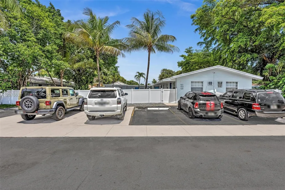 163 NW 40th St Oakland Park, FL 33309