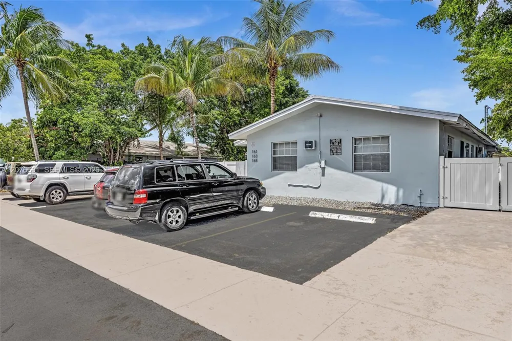 163 NW 40th St Oakland Park, FL 33309