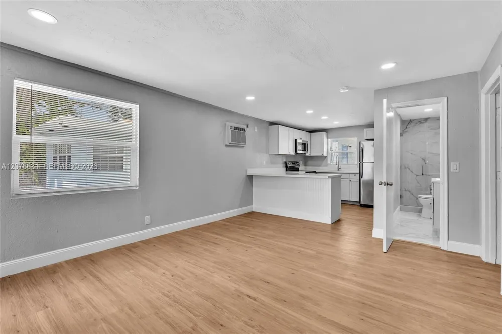 163 NW 40th St Oakland Park, FL 33309