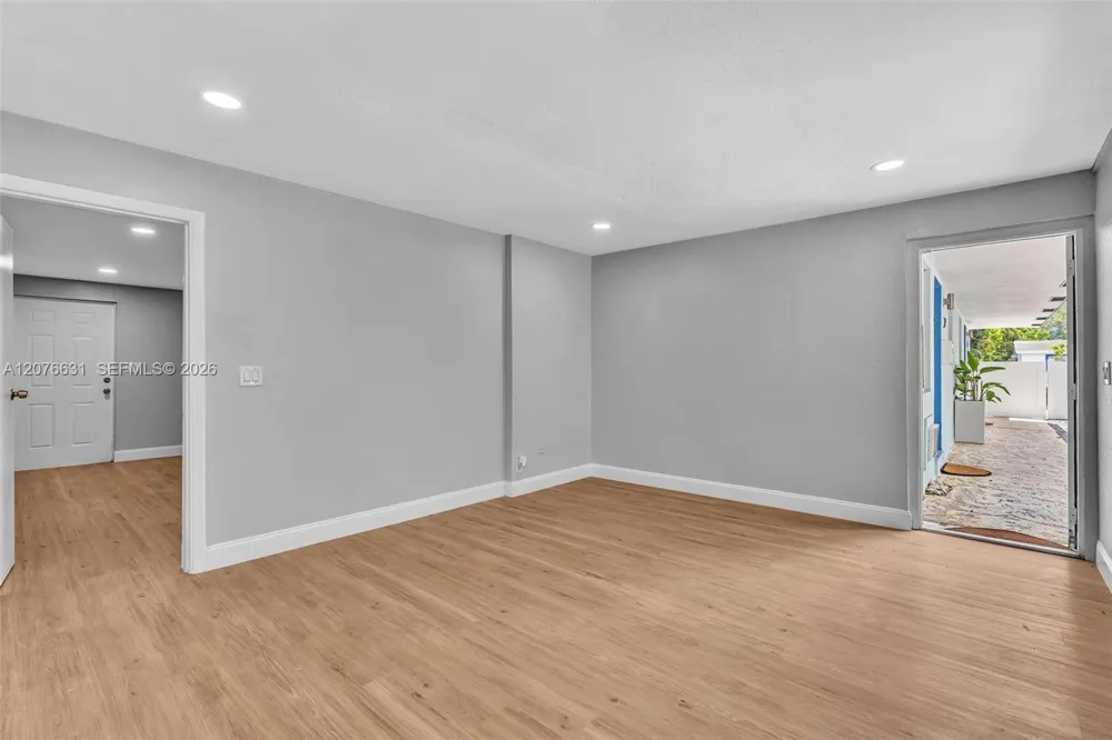 163 NW 40th St Oakland Park, FL 33309