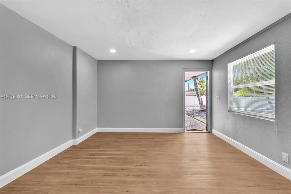 163 NW 40th St Oakland Park, FL 33309