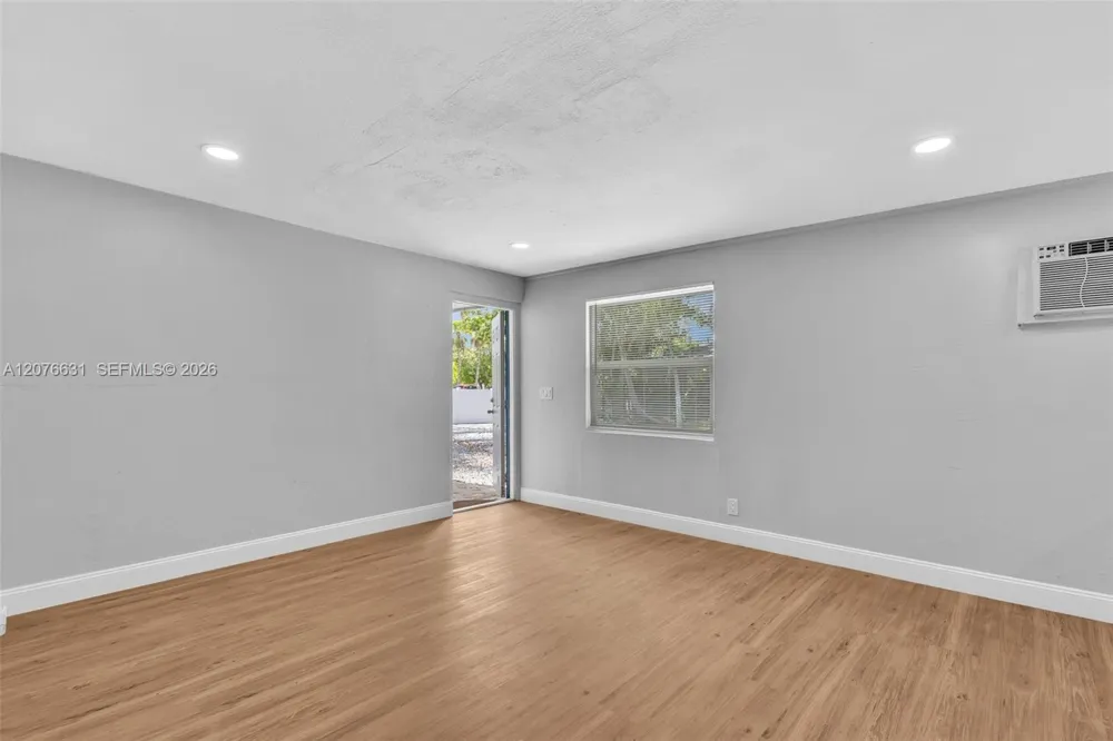 163 NW 40th St Oakland Park, FL 33309
