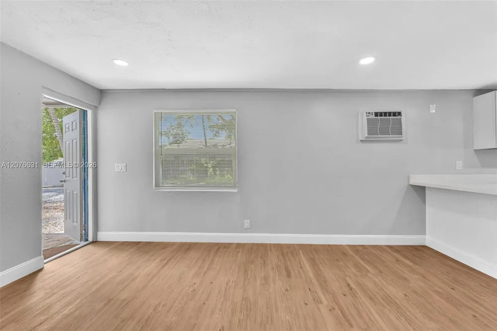 163 NW 40th St Oakland Park, FL 33309
