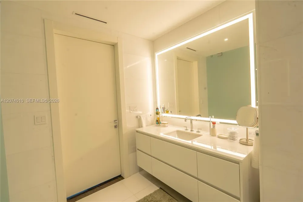 300 Biscayne Boulevard Way #3109W Miami, FL 33131
