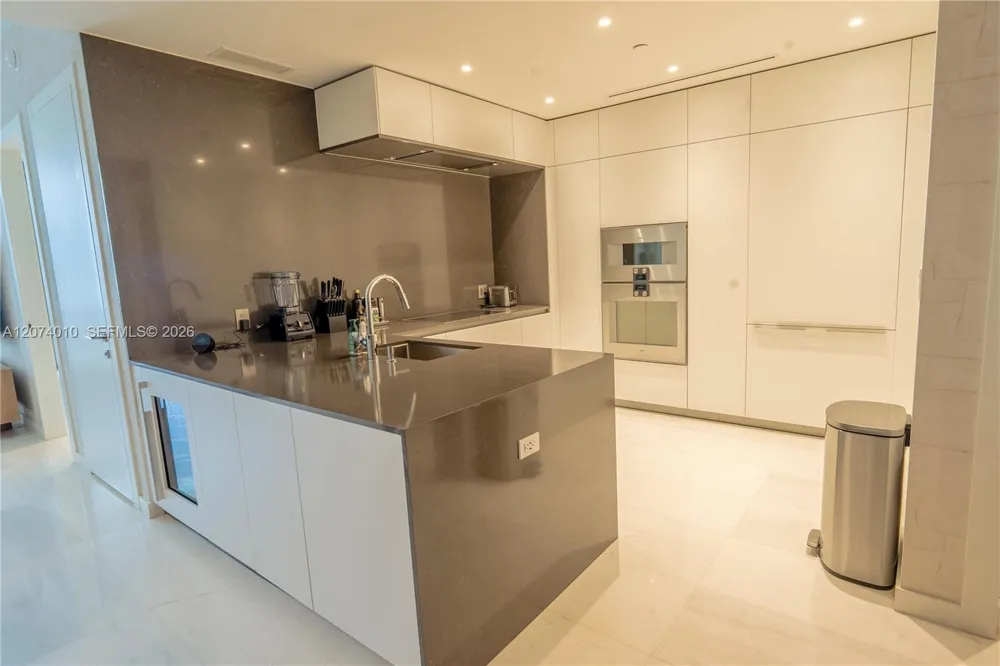 300 Biscayne Boulevard Way #3109W Miami, FL 33131