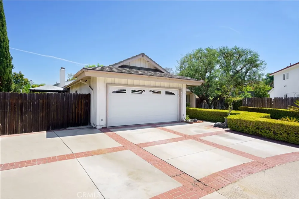 25122 Champlain Laguna Hills, CA 92653