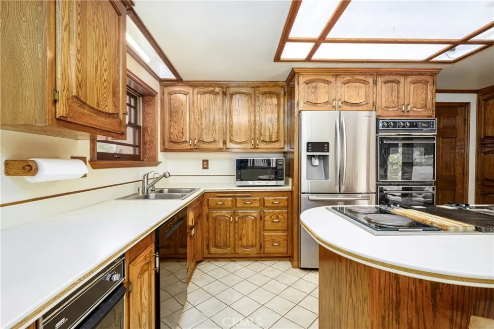 25122 Champlain Laguna Hills, CA 92653