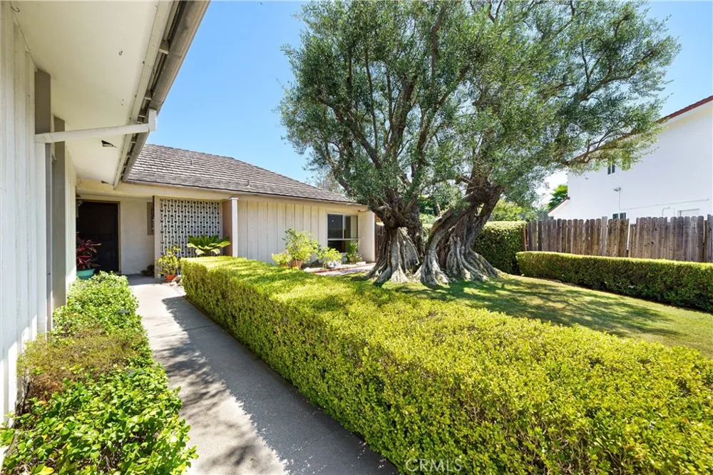 25122 Champlain Laguna Hills, CA 92653