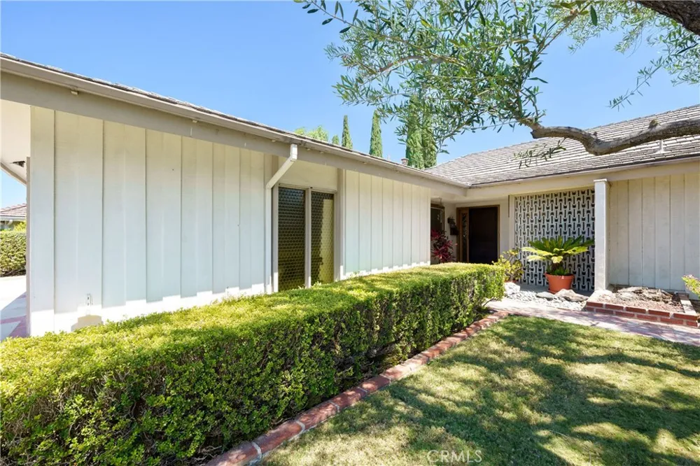 25122 Champlain Laguna Hills, CA 92653