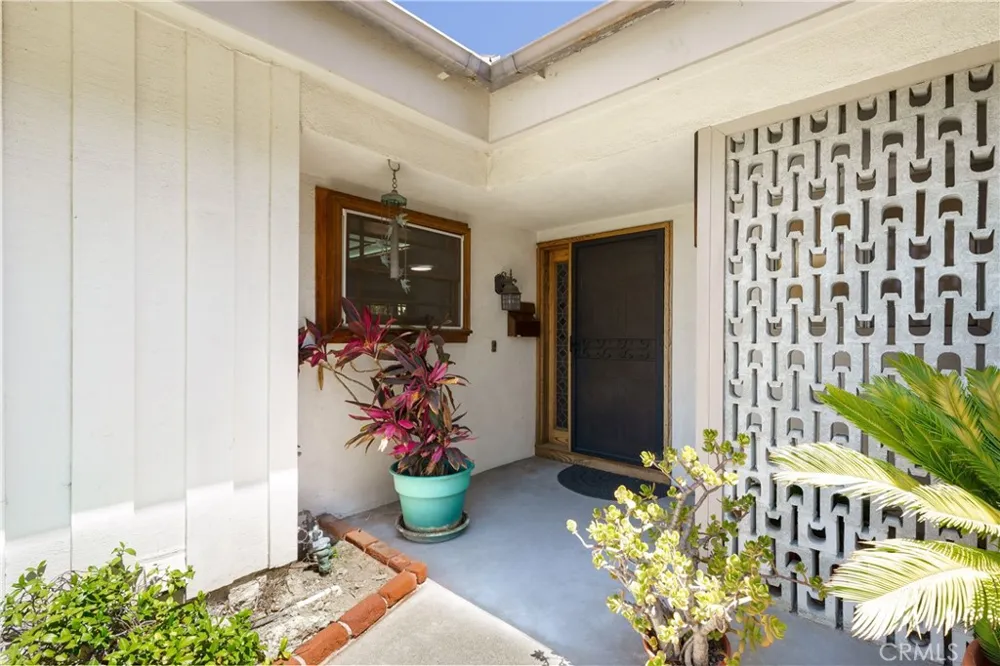 25122 Champlain Laguna Hills, CA 92653