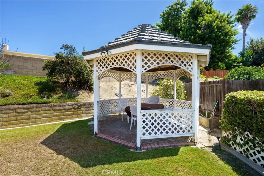 25122 Champlain Laguna Hills, CA 92653