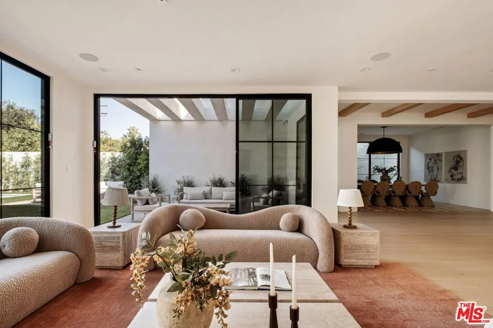 11621 Hesby Street Valley Village, CA 91601