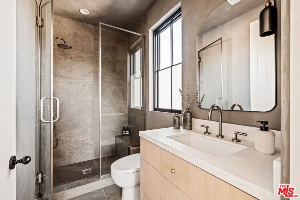 11621 Hesby Street Valley Village, CA 91601