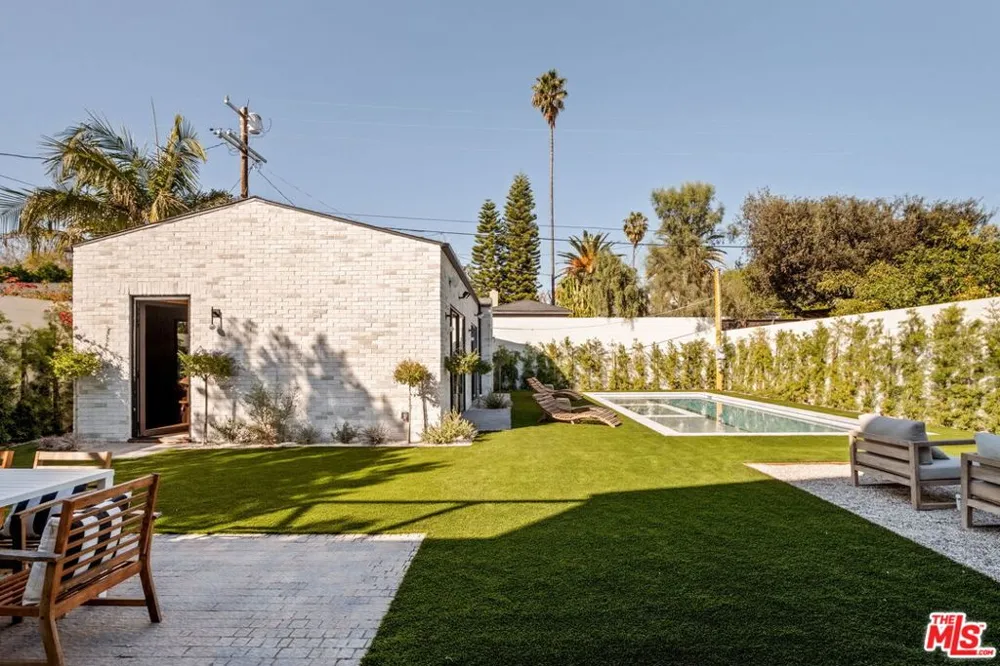 11621 Hesby Street Valley Village, CA 91601