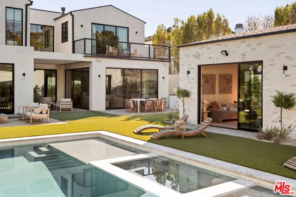 11621 Hesby Street Valley Village, CA 91601