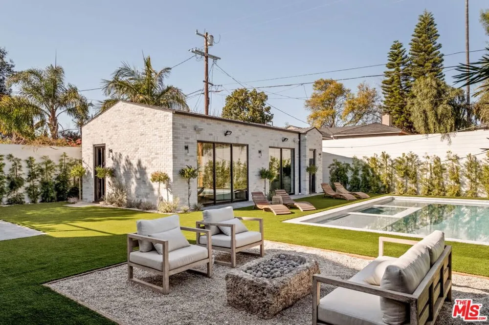 11621 Hesby Street Valley Village, CA 91601