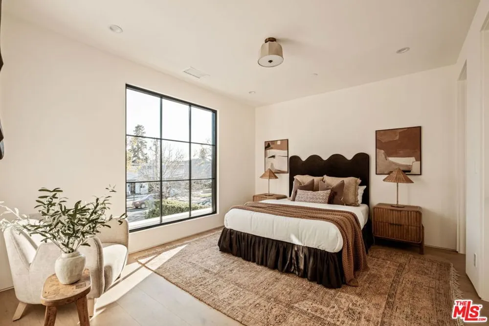 11621 Hesby Street Valley Village, CA 91601