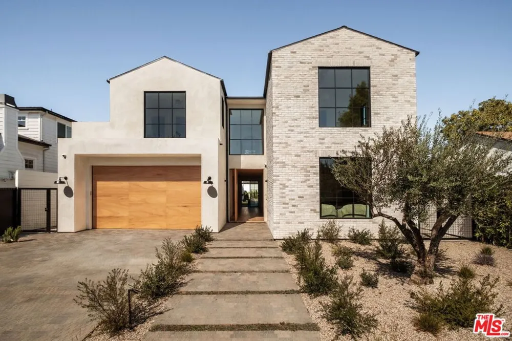 11621 Hesby Street Valley Village, CA 91601