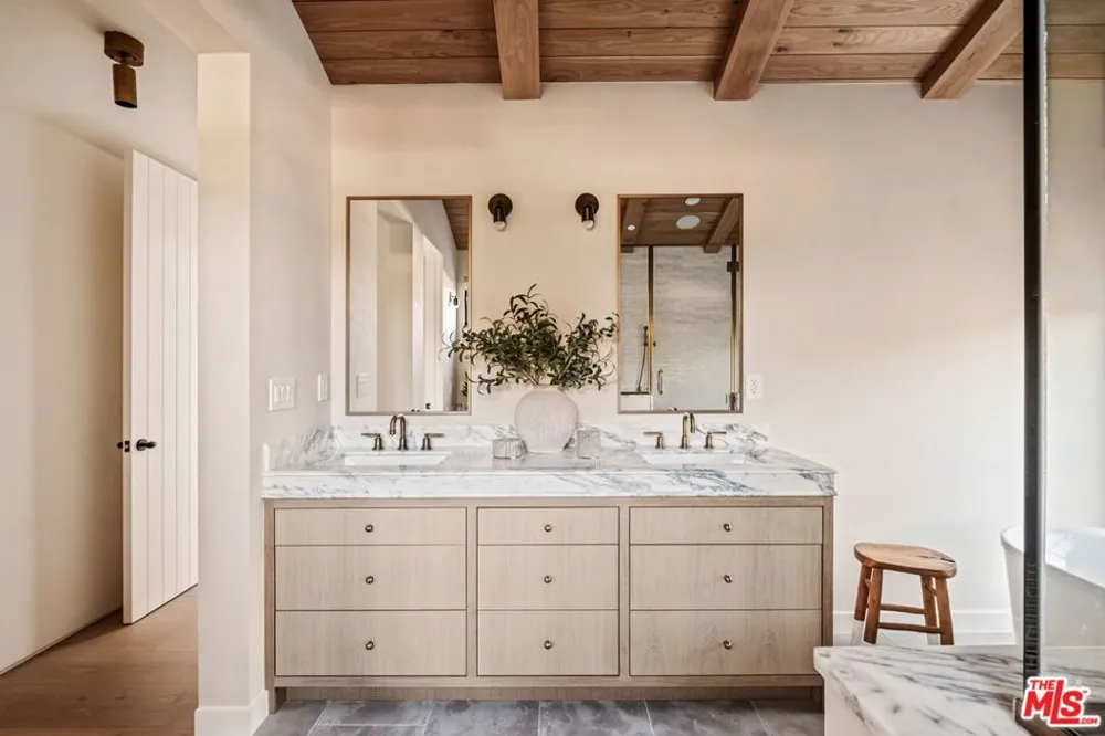 11621 Hesby Street Valley Village, CA 91601