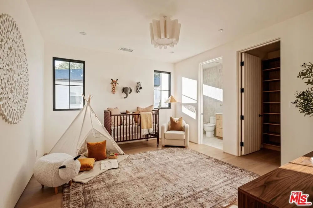11621 Hesby Street Valley Village, CA 91601