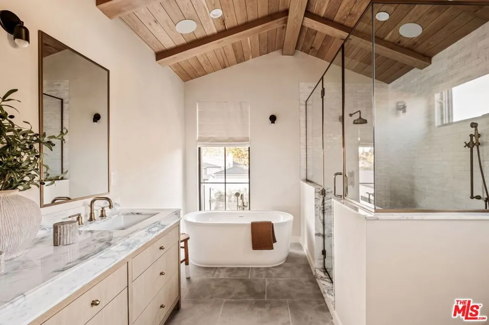 11621 Hesby Street Valley Village, CA 91601