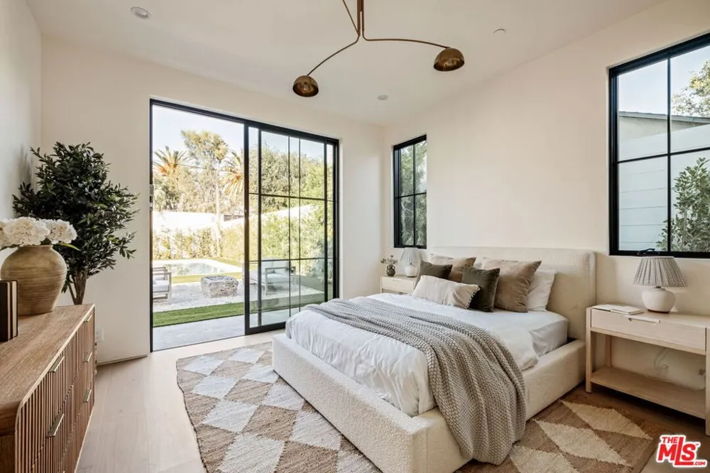 11621 Hesby Street Valley Village, CA 91601