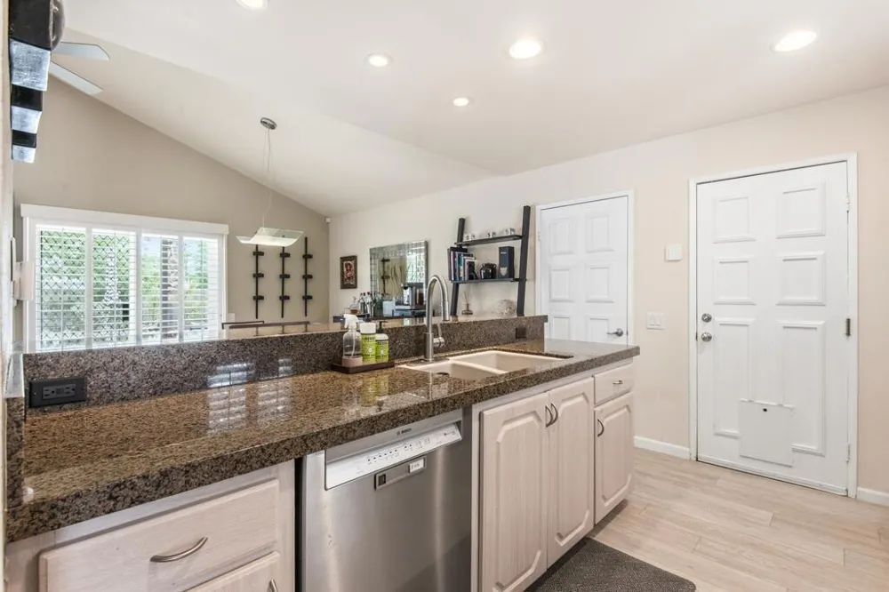 1371 E Francis Drive Palm Springs, CA 92262