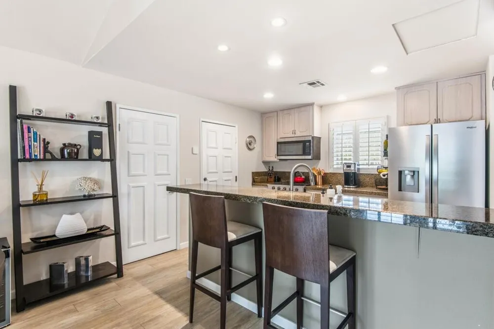 1371 E Francis Drive Palm Springs, CA 92262