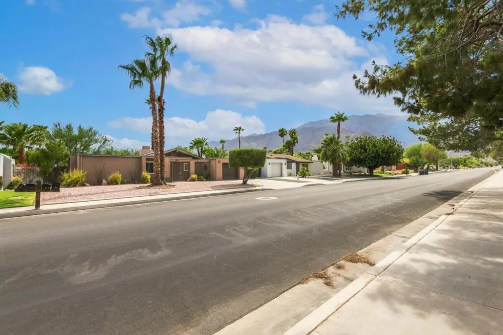 1371 E Francis Drive Palm Springs, CA 92262