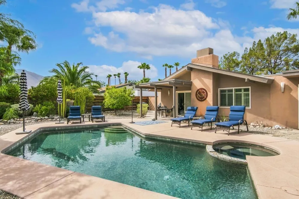 1371 E Francis Drive Palm Springs, CA 92262