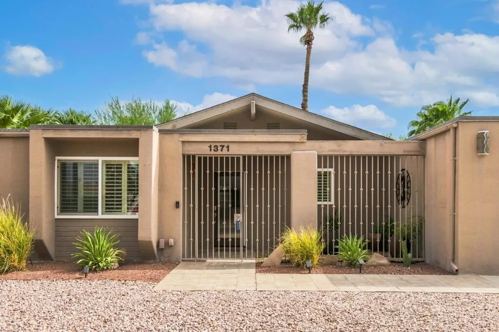 1371 E Francis Drive Palm Springs, CA 92262