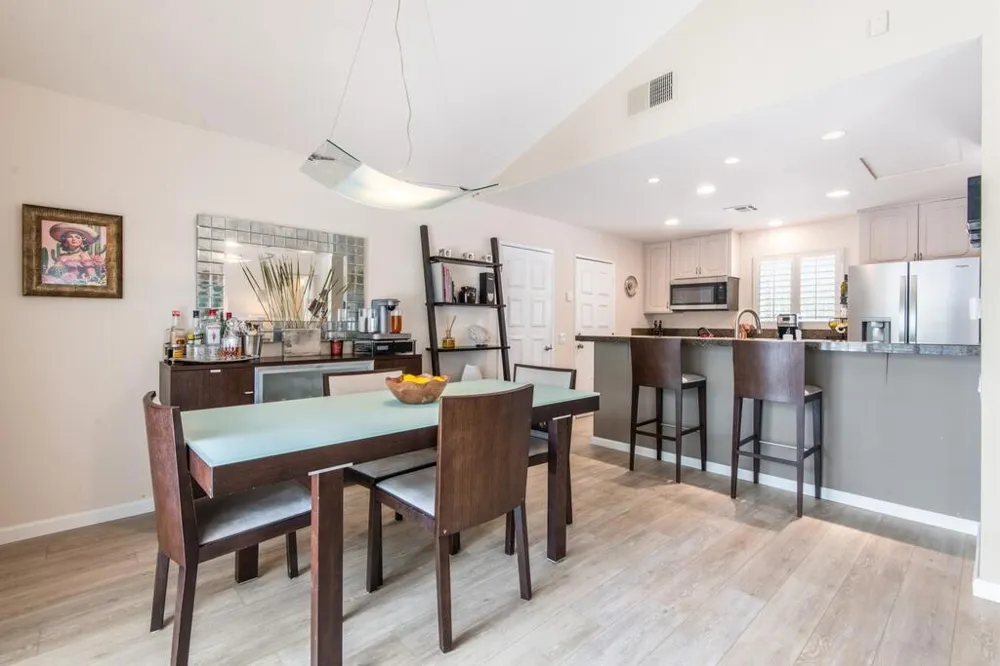 1371 E Francis Drive Palm Springs, CA 92262