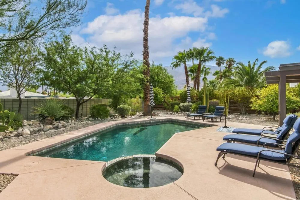 1371 E Francis Drive Palm Springs, CA 92262